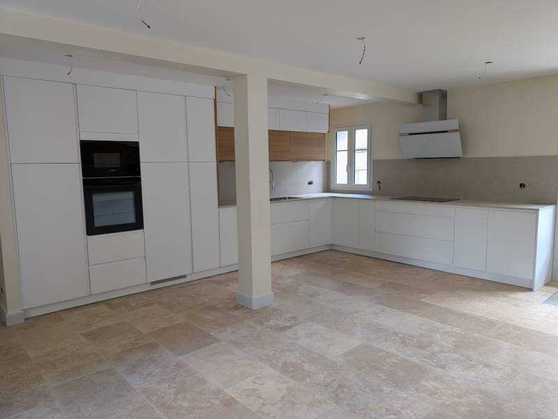 cuisine blanc mat et bois sans poignée avec incrustation de la prise de main à Castres Gironde