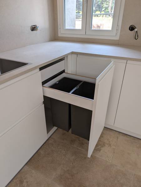 Cuisine avec grand meuble poubelles 2 bacs et tiroirs intérieurs à Castres Gironde