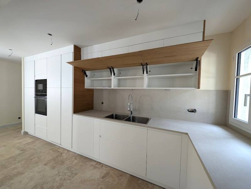 Cuisine blanc et bois en Gironde avec meuble porte relevante en bois à castres Gironde