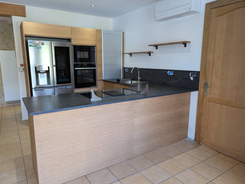 Cuisine en U noire et bois avec volet roulant à Saint Morillon