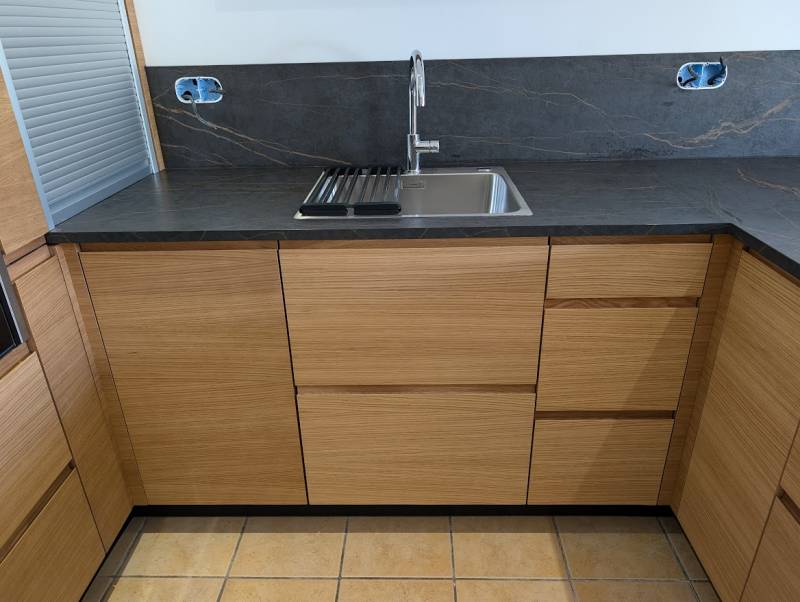 Cuisine noire et bois avec évier sans égouttoir sur plan de travail noir simplyceram dekton laurent à Saint Morillon