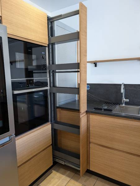 Cuisine sur mesure noire et bois avec colonne épicerie coulissante à Saint Morillon