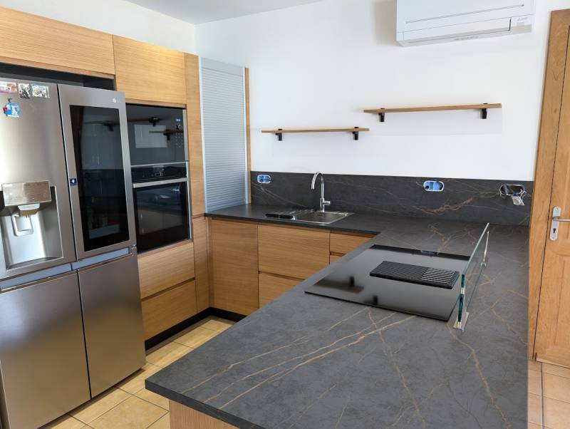 Cuisine sur mesure noir et bois avec plan de travail céramique simpliceram dekton Laurent