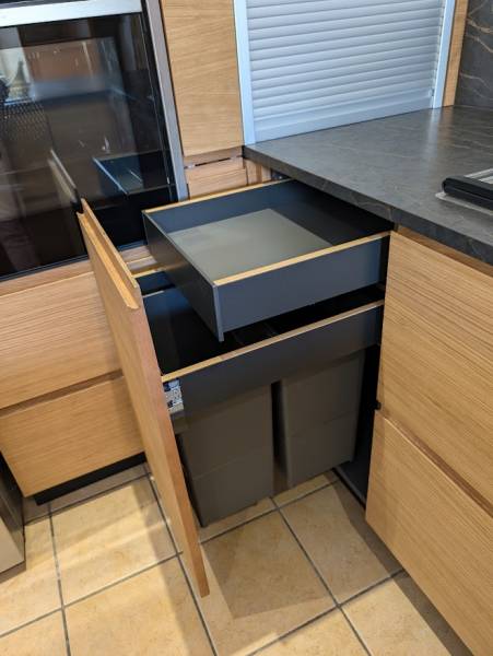 Cuisine avec meuble poubelles 2 garnd bacs et tiroirs à l'anglaise à Saint Morillon