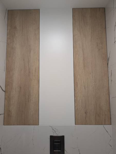 Création d'un meuble WC sur mesure colori blanc et bois sans poignées à étagères à Budos