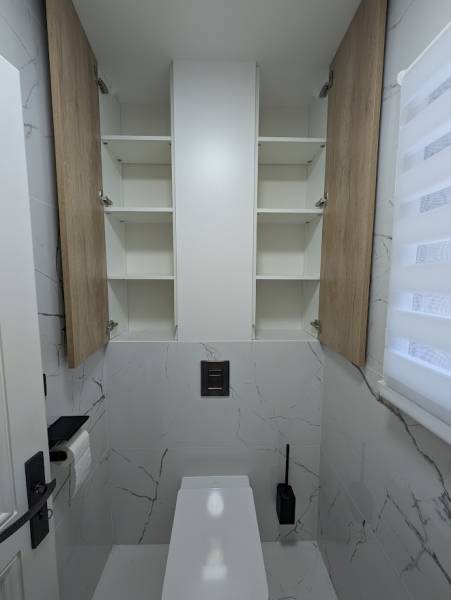 Meuble de rangement pour toilettes blanc et bois à Budos