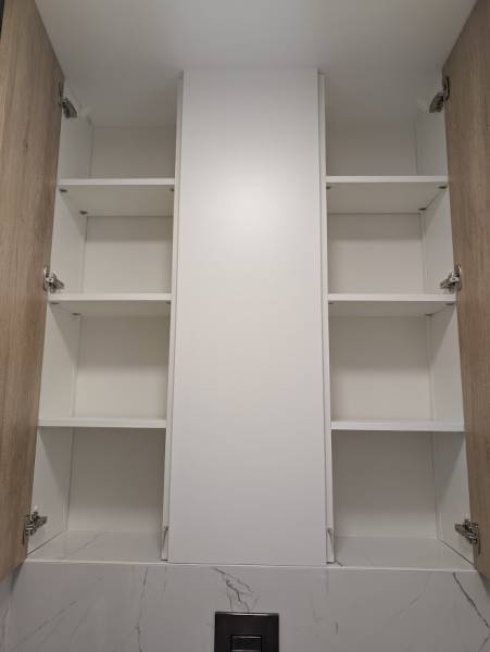 Fabrication d'un meuble sur mesure sans poignées dans wc à Budos