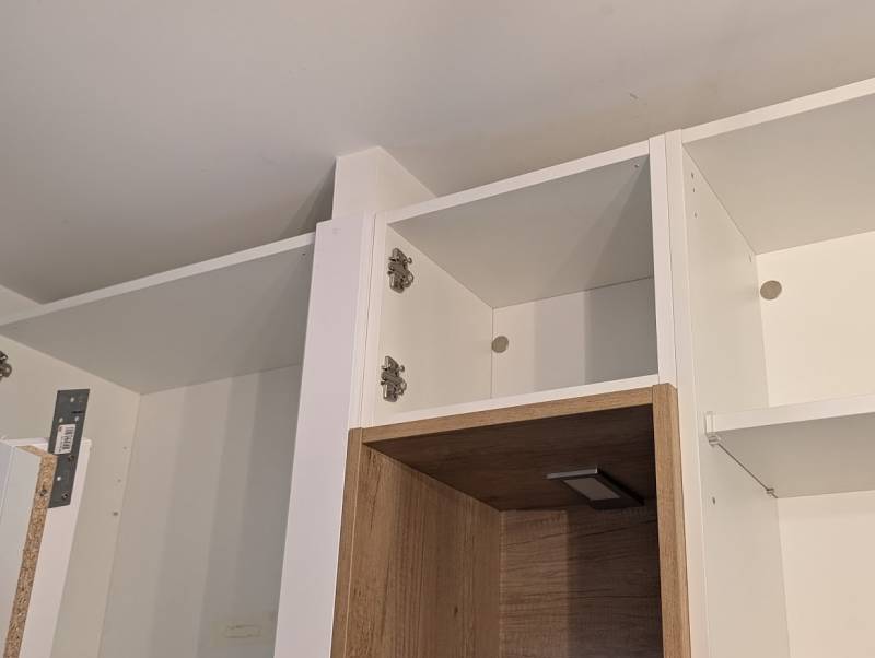 Création d'un meuble d'entrée blanc et bois sans poignées sur mesure avec banc, placards de rangement et niche ouvertes éclairées à Budos