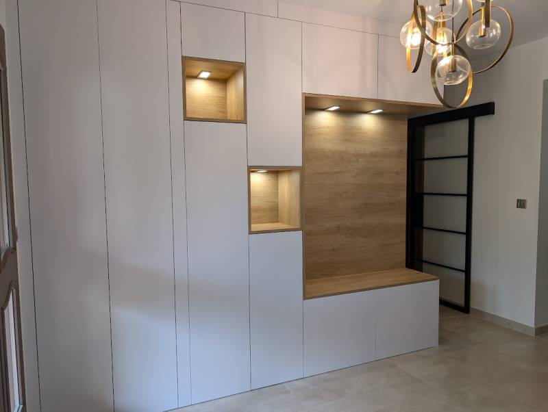 Meuble d'entrée sur mesure blanc et bois sans poignées avec niches ouvertes éclairées à Budos en Gironde