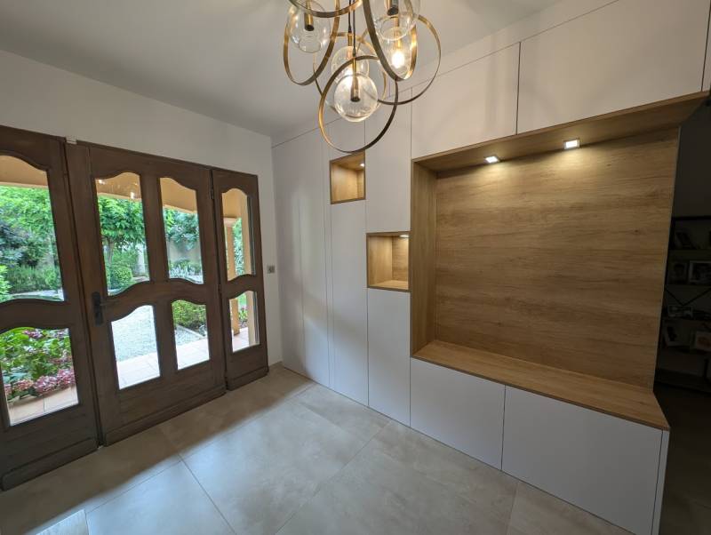 Menuisier pour placard d'entrée sur mesure avec beaucoup de rangement blanc et bois à Budos