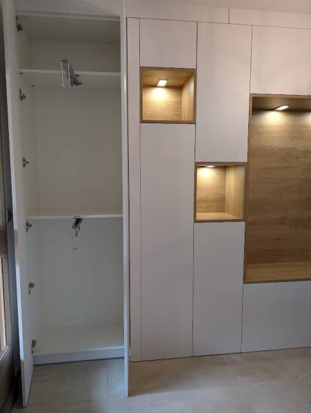 Création d'une armoire sur mesure blanc et bois en Gironde