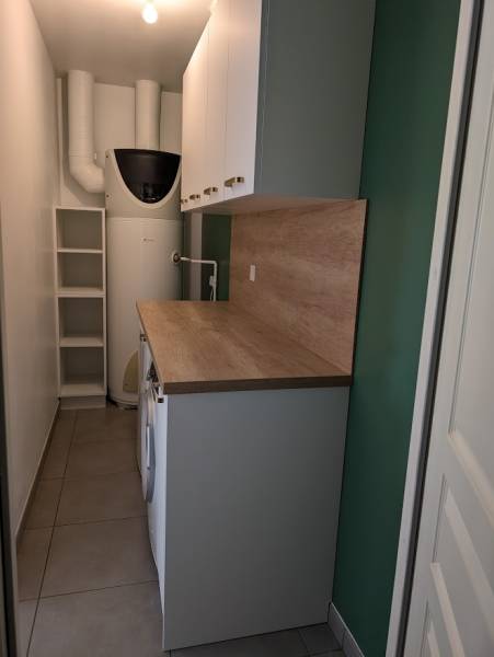 Création d'un cellier avec plan de travail bois et meubleshauts à Cazats