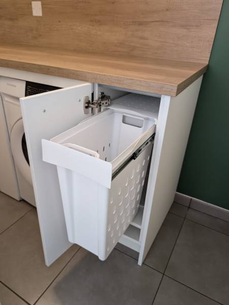 Création d'un meuble avec panière à linge dans un cellier à cazats en sud gironde