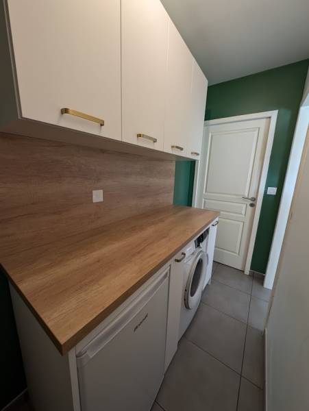 Création d'un cellier blanc et bois sur-mesure à Cazats en Sud-Gironde pour machine à laver et panière à linge