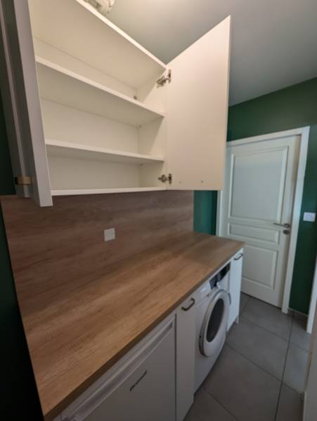 Création d'un cellier avec des meubles hauts pour optimiser le rangement à cazats en sud gironde