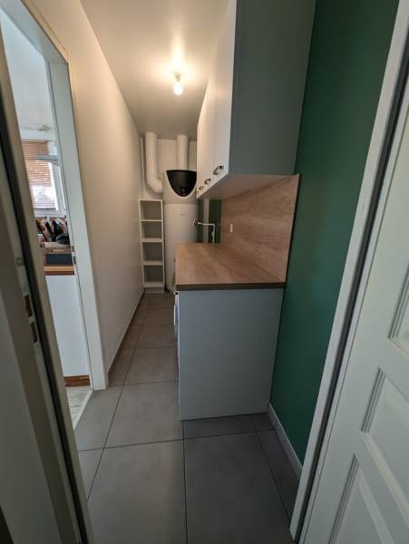 Création d'un joli cellier blanc et bois sur mesure par un cuisiniste à cazats en sud-gironde