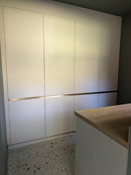 Cellier sur mesure avec colonnes de rangement à La Brède en Gironde