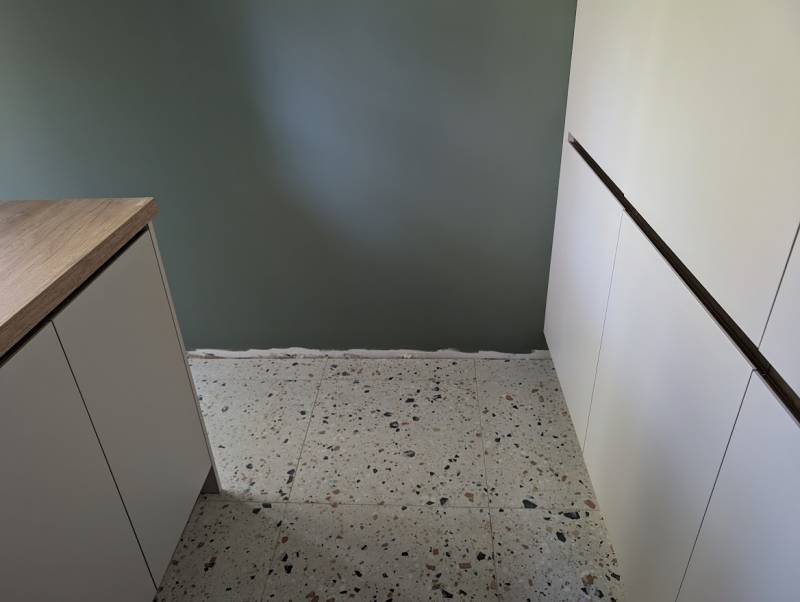 Cellier gris cachemire et bois avec profil bronze à La Brède