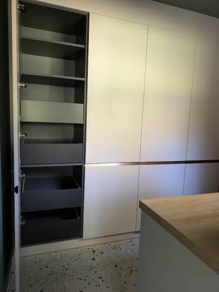 Colonne de rangement avec étagères et casseroliers à La Brède