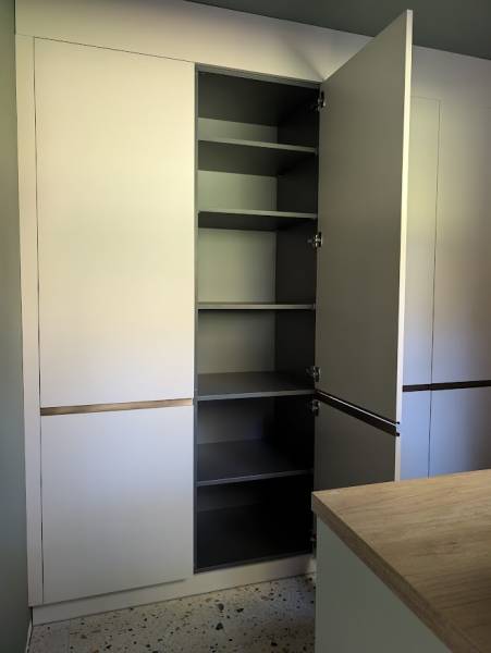 Cellier avec colonne à étagères pour rangement épicerie à La Brède près de Léognan