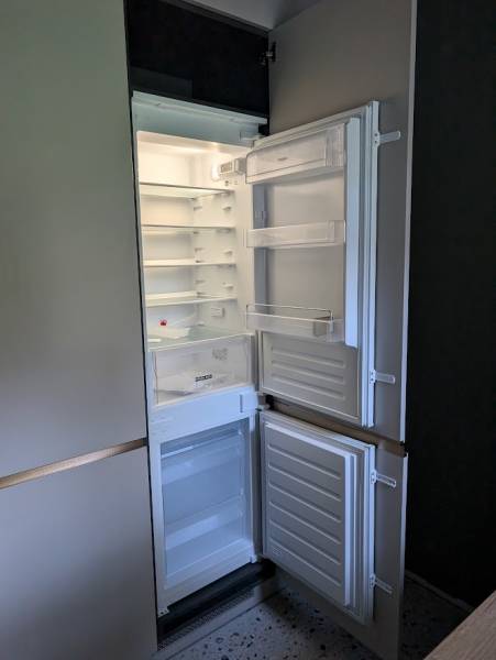 Colonne de rangement pour réfrigérateur congélateur à La Brède