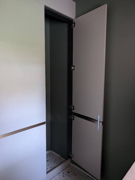 Faux placard à balai pour aspirateur mural à La Brède en Sud Gironde