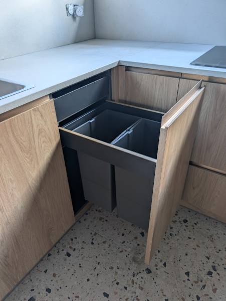 Cuisine sur mesure avec meuble poubelles grands bacs à La Brède