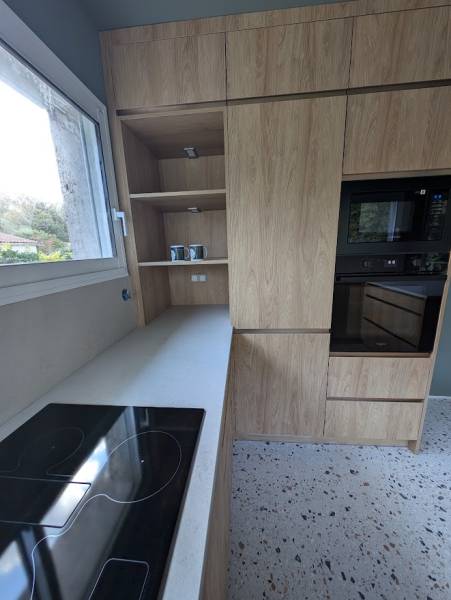 Cuisine avec colonnes sur mesure en bois carrelage terrazzo à La Brède