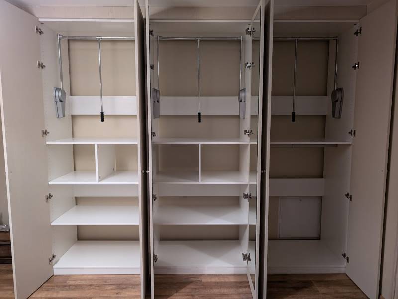 Intérieur dressings avec penderies et étagères avec portes battantes à Landiras