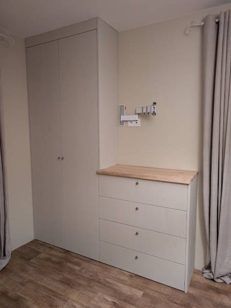 Création d'une commode avec placard de rangement en bois sur mesure à Landiras