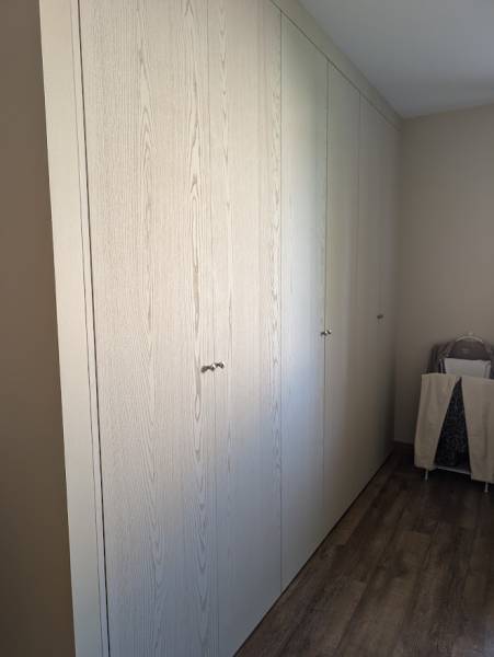 Dressing en portes battantes en bois réalisé par artisan de qualité à Landiras