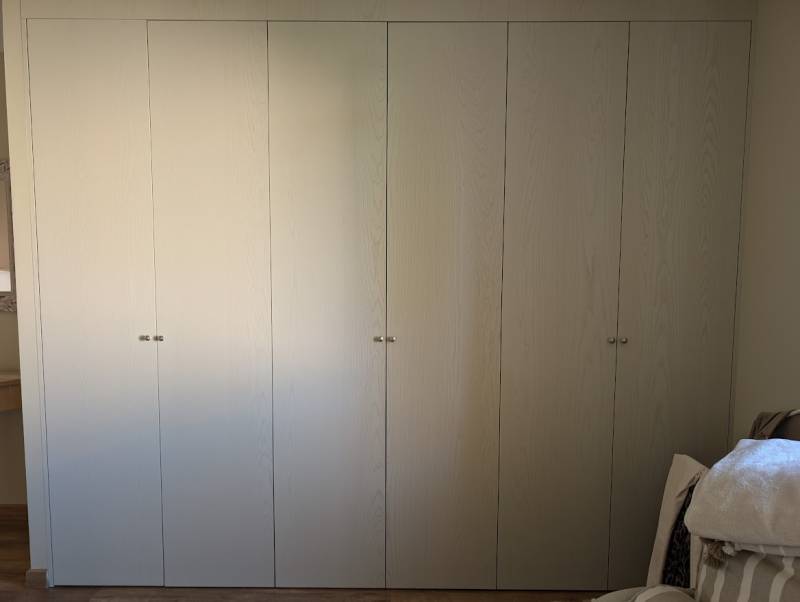 GRand dressing en portes battantes en bois réalisé sur mesure à Landiras
