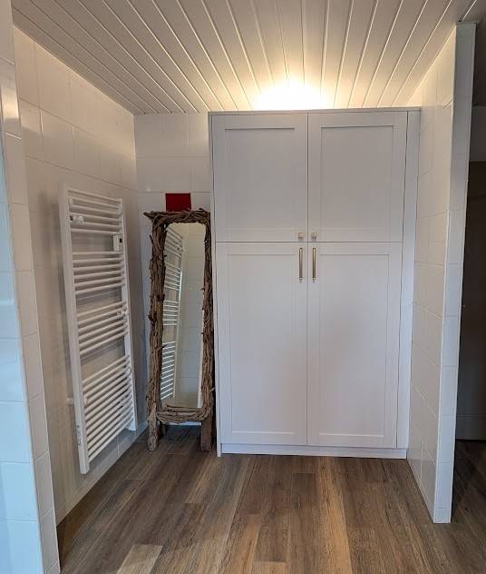 Fabrication d'une armoire de rangement sur mesure pour salle de bains à Noaillan