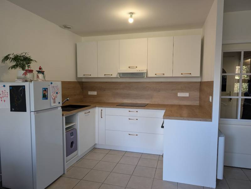 Cuisine blanche et bois avec poignées bronze à Barsac avec crédence