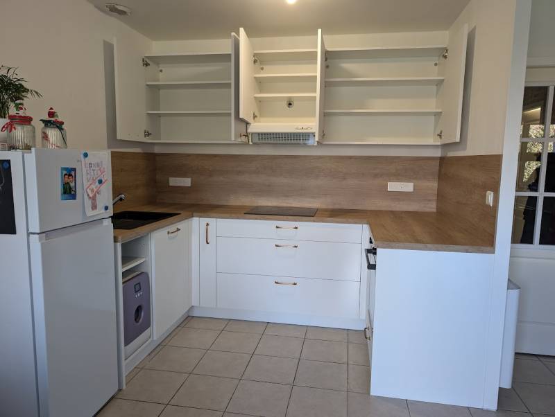 cuisine avec meubles haut et hotte casquette non encastrée à barsac