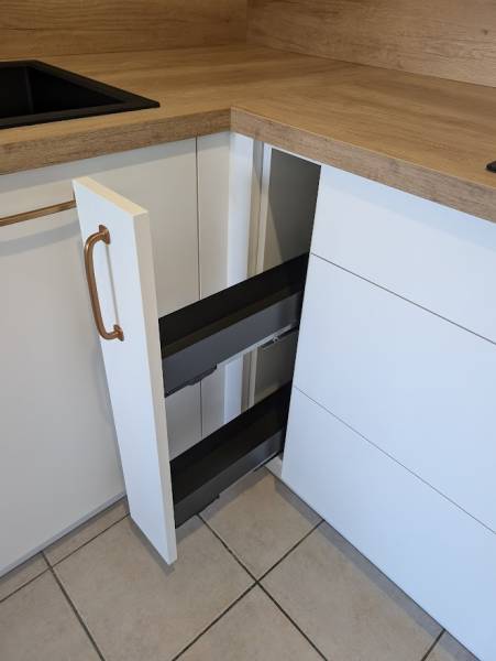 cuisine blanc et bois avec meubles épices bouteilles coulissant e Gironde