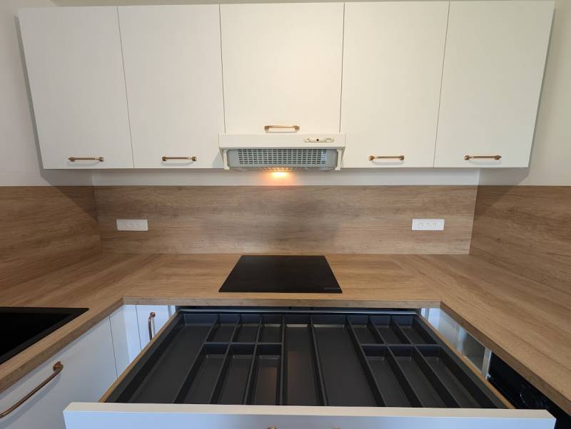 cuisine blanc et bois avec grand tiroir à couverts et grands casseroliers en gironde