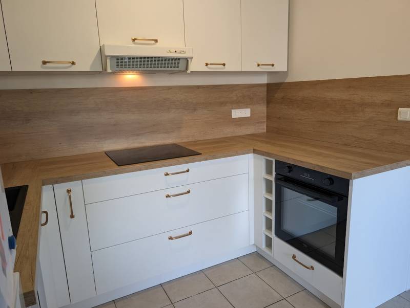 cuisine avec portes blanche et plan de travail et crédence bois