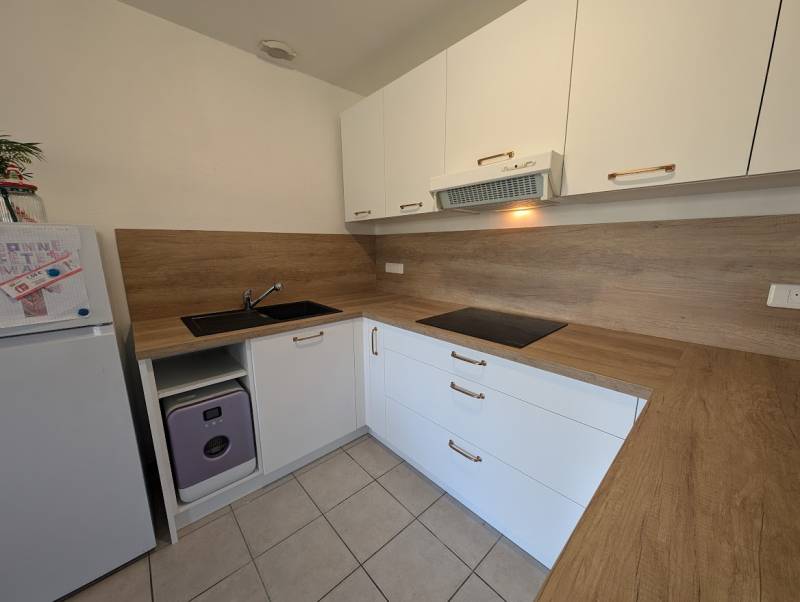 cuisine avec lave vaisselle BOB intégré dans meuble bas à barsac en giron