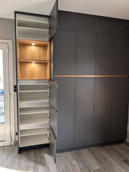 Meuble d'entrée sur mesure anthracite à Noaillan près de Langon, conçu avec des niches ouvertes en chêne clair et un éclairage LED intégré.