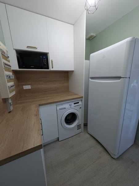 Réalisation d'un cellier sur mesure blanc et bois à Langon