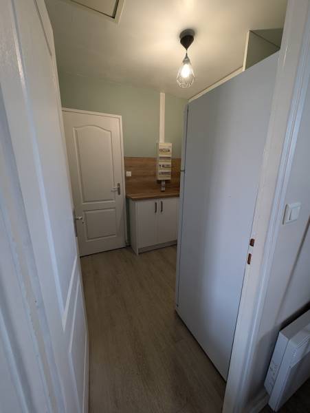 Réalisation d'un cellier sur mesure blanc et bois à Langon