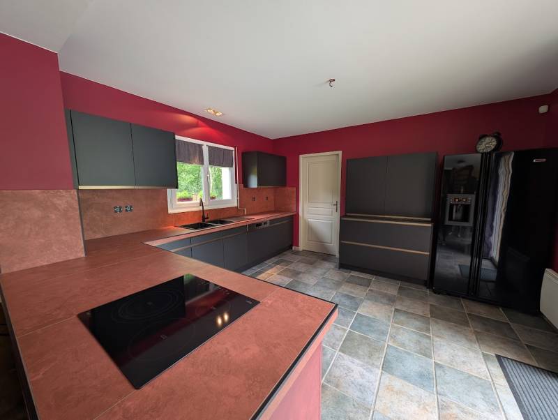 Changement de portes de meubles de cuisine en noir mat sans poignée ou prise de main colori bronze à guillos