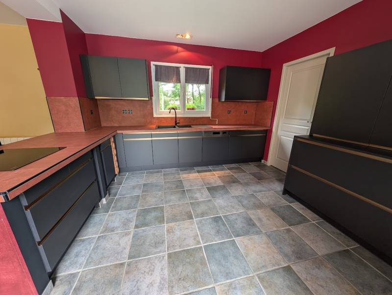 Changement de façades cuisine noir mat sans poignées noir et doré à guillos