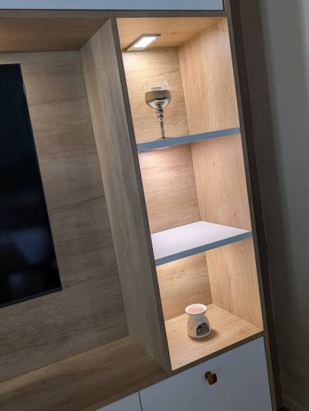 Meuble tv sur mesure avec niches ouvertes éclairées en Gironde