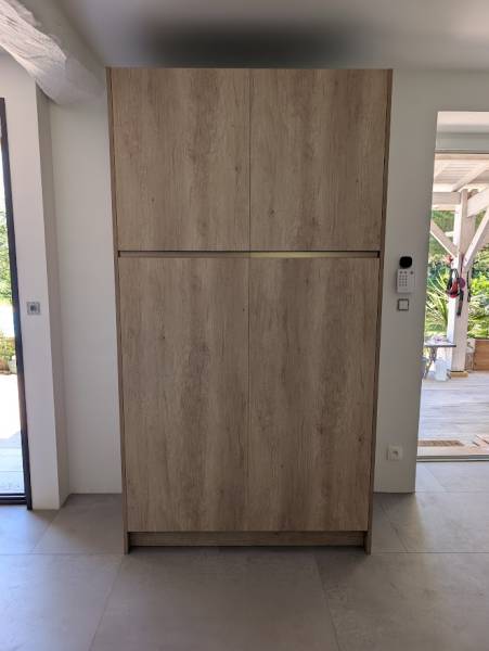 Cuisine avec armoire penderie coloris bois clair et plan de travail gris clair