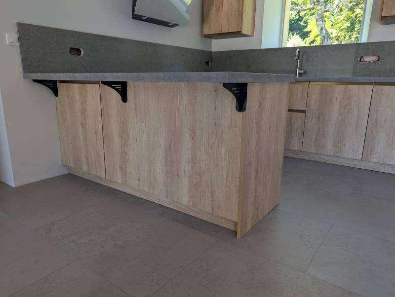 Cuisine en U avec retour ilôt central et meuble inversé à Rions