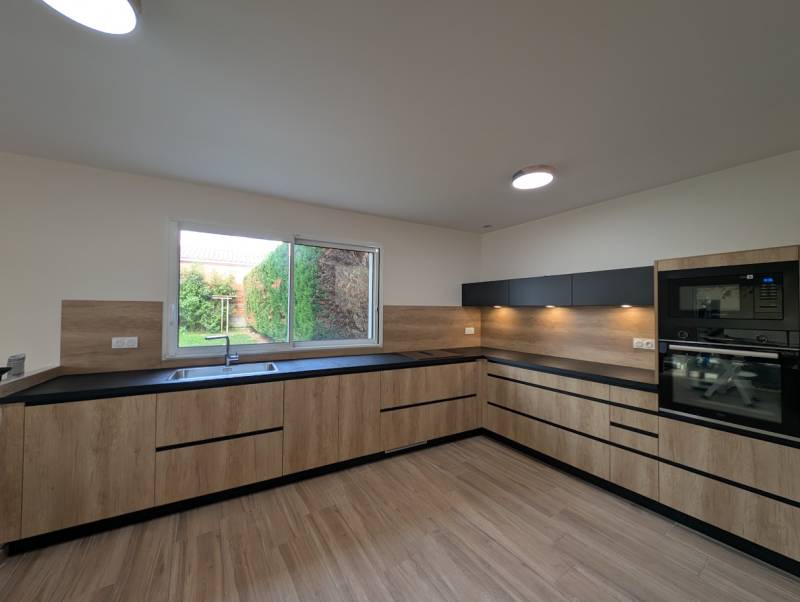Conception, fabrication et installation d'une cuisine sur mesure noire et bois avec poignée profils noir mat à Cubnezais près de Bordeaux