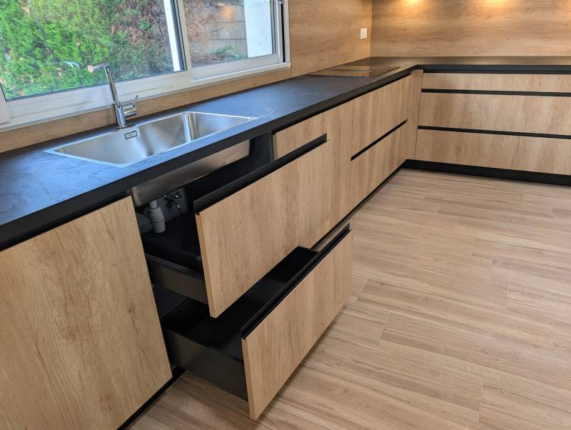 Conception, fabrication et installation d'une cuisine sur mesure noire et bois avec poignée profils noir mat à Cubnezais près de Bordeaux