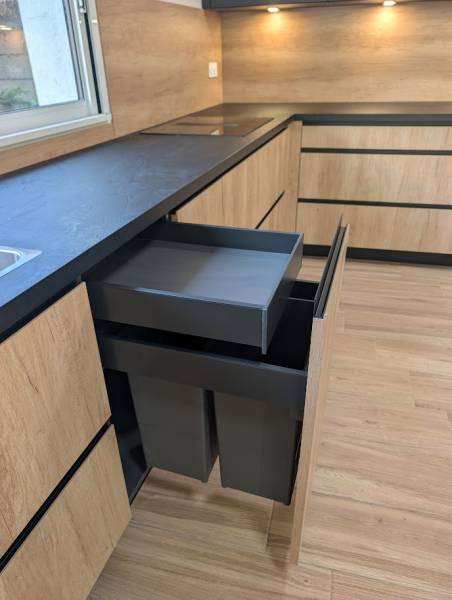 Conception, fabrication et installation d'une cuisine sur mesure noire et bois avec poignée profils noir mat à Cubnezais près de Bordeaux